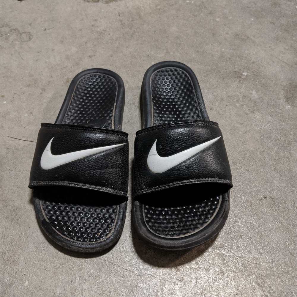 Girl bit sz 3 youth Nike slides